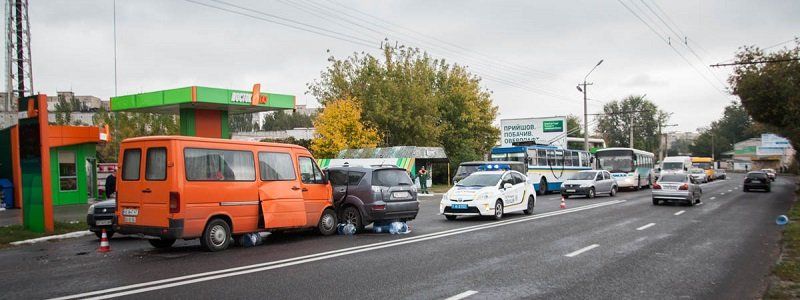 На Марии Лисиченко столкнулись Volkswagen и Mitsubishi: пострадали женщина с ребенком