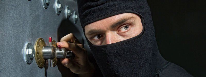 На ж/м Победа-6 мужчина пытался вскрыть кладовую, а стал звездой интернета