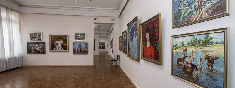 Обнаженная натура и фрагменты истории: в Днепре проходит выставка "Взгляд времени"