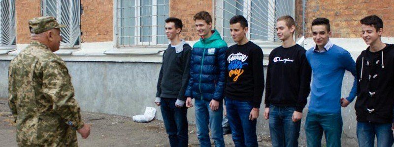 В школе Днепра полковник запаса преподает уроки патриотизма