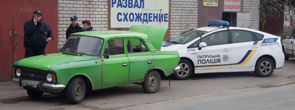 В Днепре мужчины украли канистру и пытались скрыться на Москвиче