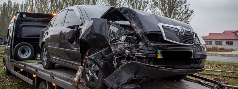 На Донецком шоссе Skoda врезалась в столб из-за велосипедиста