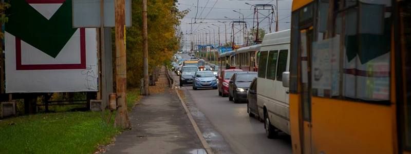 На съезде со Старого моста произошло ДТП: образовалась пробка