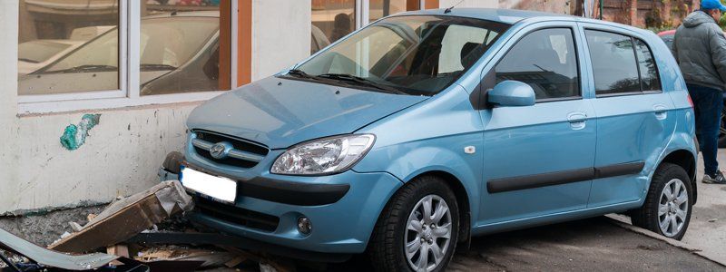 На Криворожской Hyundai врезался в 3 автомобиля и стену