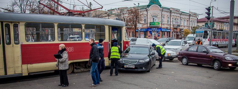 На Шмидта столкнулись трамвай, Honda и «Жигули»: образовалась пробка