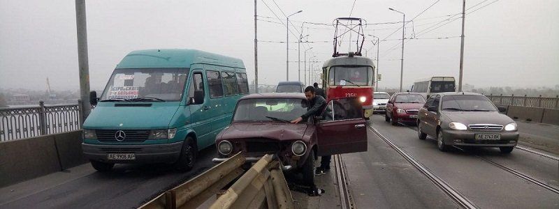 На Старом мосту ВАЗ въехал в отбойник: образовалась пробка