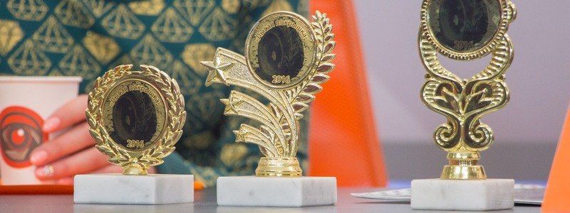 Ко Дню автомобилиста: кому — "лысая покрышка", а кому — огромный торт