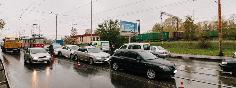 На Старом мосту столкнулись четыре автомобиля: образовалась пробка