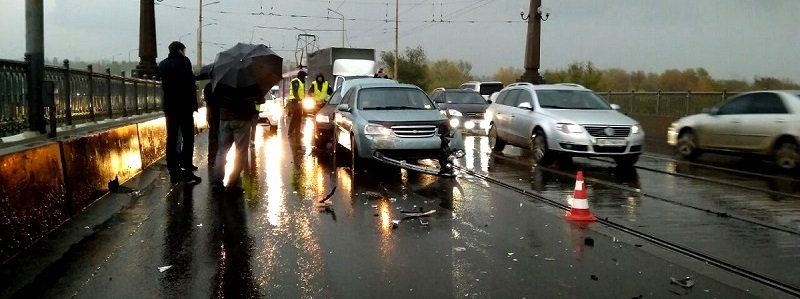 ДТП на Старом мосту: столкнулись 5 автомобилей