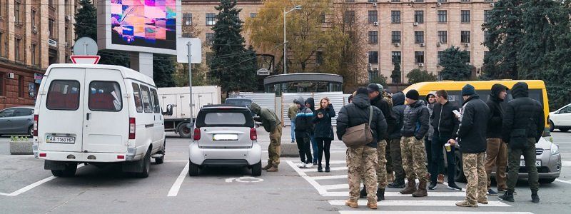 Дело пошло: возле ТЦ Passage активисты и полиция "охотились" за нарушителями закона о парковке