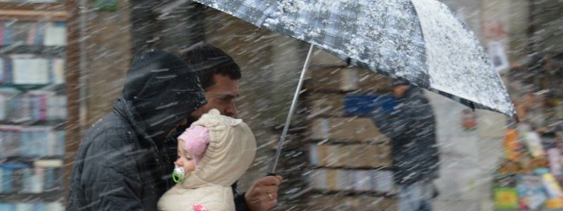 Зима близко: в Днепре снова пошел снег