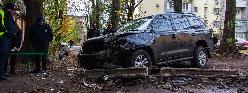 В Днепре мужчина поссорился с женой и снес на своей Toyota столб возле детской площадки