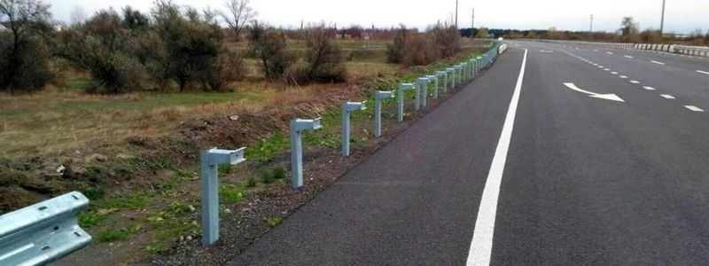 "Восстановить инфраструктуру мы можем, но научить ее беречь - нет": в Днепре снова украли ограждения с отремонтированной трассы