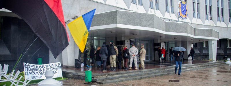 В Днепре под горсоветом "Правый сектор" вышел на митинг: подробности