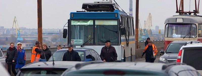 На Старом мосту Lanos стал причиной аварии и скрылся: образовалась пробка