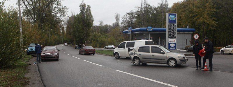 На Игрени возле заправки "Авиас" столкнулись три автомобиля