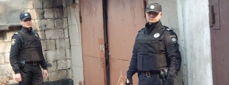 В Днепре 38-летний мужчина вломился в магазин и закрылся внутри
