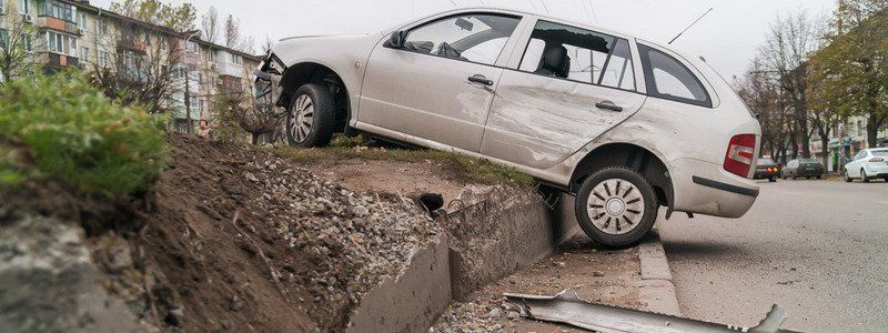 На проспекте Поля столкнулись два авто: Skoda вылетела на аллею