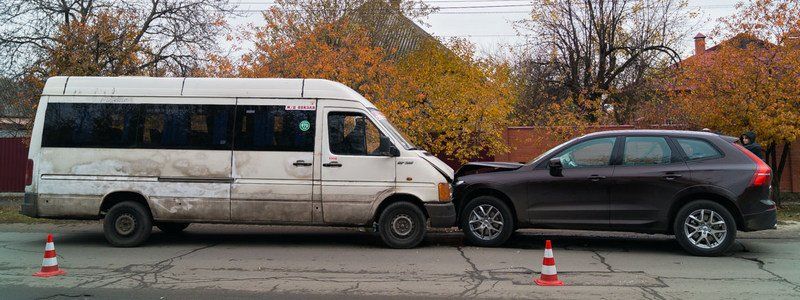 На Игрени маршрутка на скорости влетела в Volvo