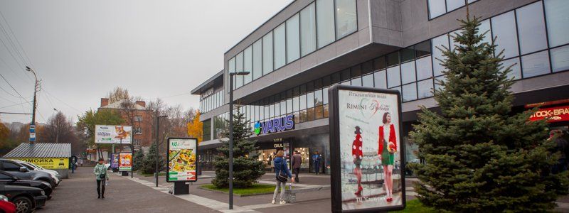 Возле ТЦ "Славутич" на парковке закрасили места для людей с инвалидностью: комментарии администрации