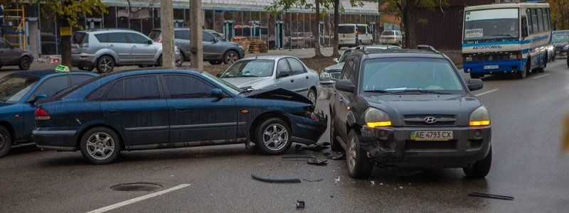 На улице Антоновича столкнулись Hyundai и Mazda: дорога полностью перекрыта