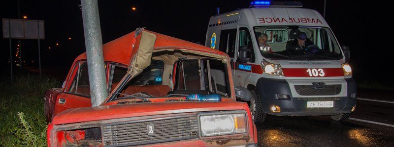 На Яснополянской ВАЗ влетел в столб: пострадали парень и девушка