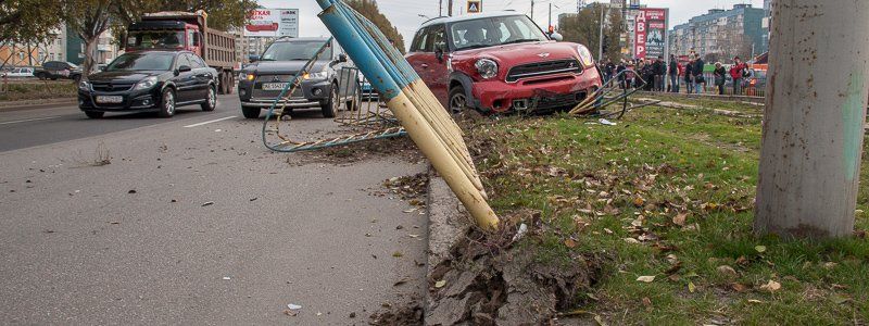 На Донецком шоссе Mini Cooper влетел в ограду