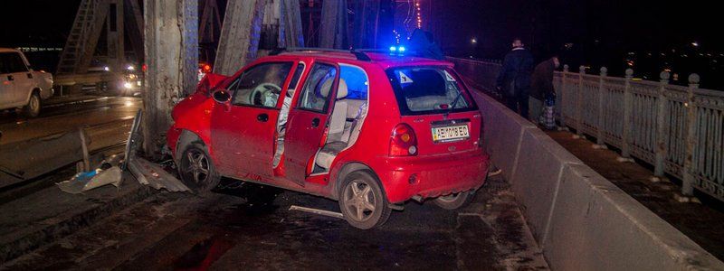 ДТП на Старом мосту остановило сотни автомобилей: пострадал мужчина