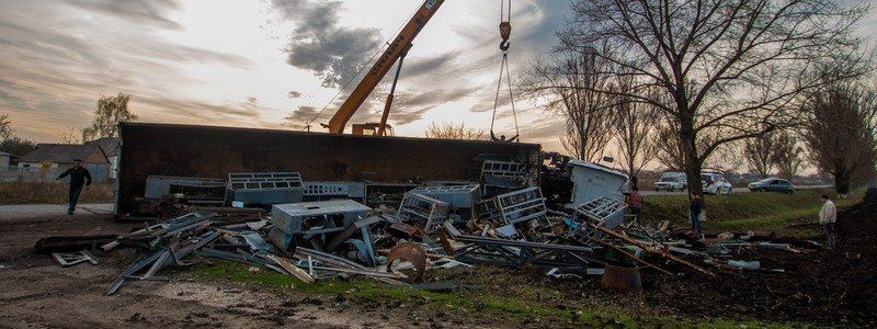 Под Днепром перевернулась фура с металлоломом