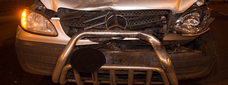 На Запорожском шоссе столкнулись Skoda и Mercedes: пострадал мужчина