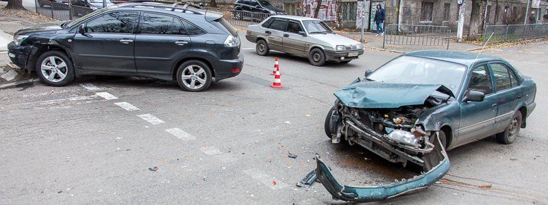 На перекрестке Гоголя и Паторжинского столкнулись Lexus и Toyota: образовалась пробка