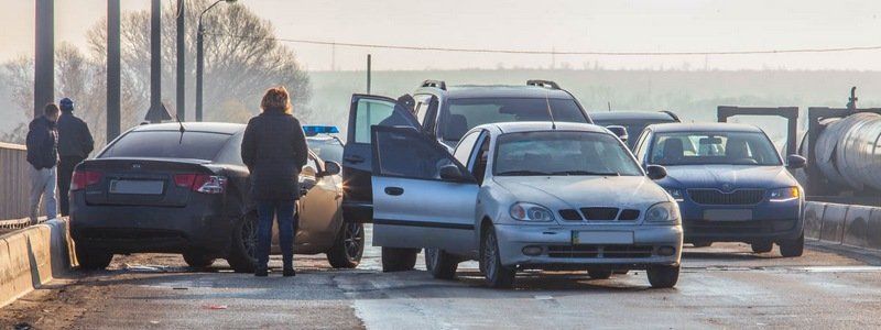 Принцип домино: на Усть-Самарском мосту произошло сразу 4 ДТП с участием 8 автомобилей