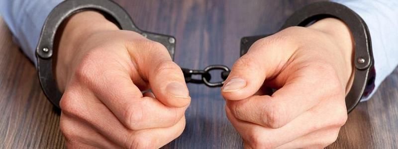 В Днепре россиянин-нелегал украл у соседки бочку и автомобильный диск