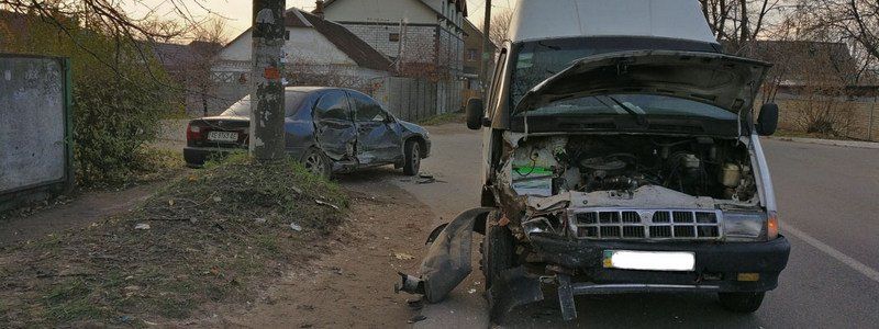 На Байкальской Mazda вылетела "на встречку" и столкнулась с "Газелью"