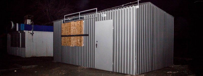 Один в поле воин: в Приднепровске мужчина боролся с установкой киоска