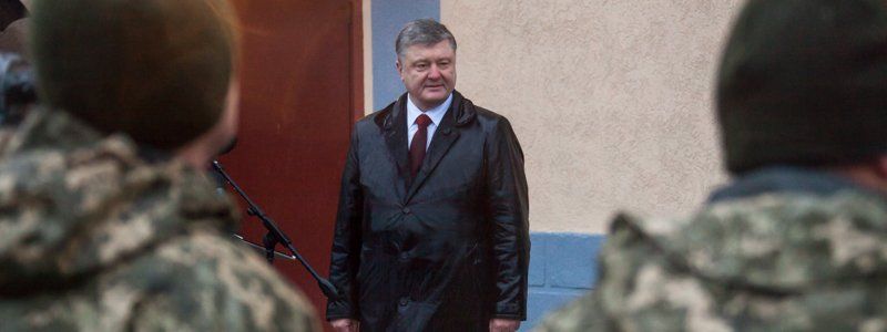 В Днепре Петр Порошенко вручил военным 32 новые квартиры