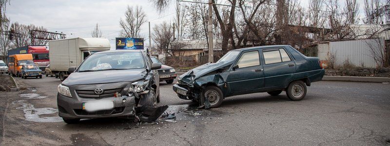 На Каруны столкнулись ЗАЗ и Toyota: образовалась пробка