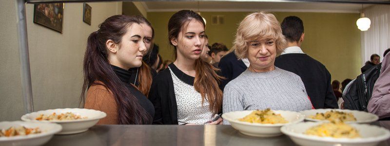 Новый формат столовой: в школе Днепра детям разрешают есть то, что они хотят