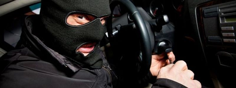 На Отечественной пьяный водитель врезался в два автомобиля на угнанной машине