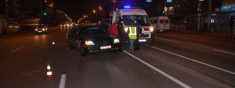 На Слобожанском проспекте Mercedes сбил женщину с собачкой