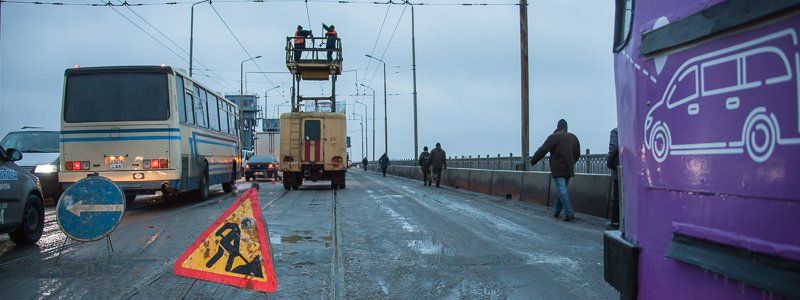 На Старом мосту обрыв проводов остановил сотни машин