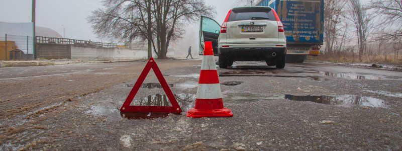 В Днепре водитель Honda "прокатил" на капоте студента колледжа