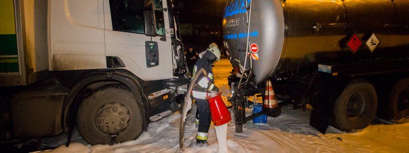 Возле METRO столкнулись самосвал, рефрижератор и бензовоз: улицу залило топливом, дорога перекрыта