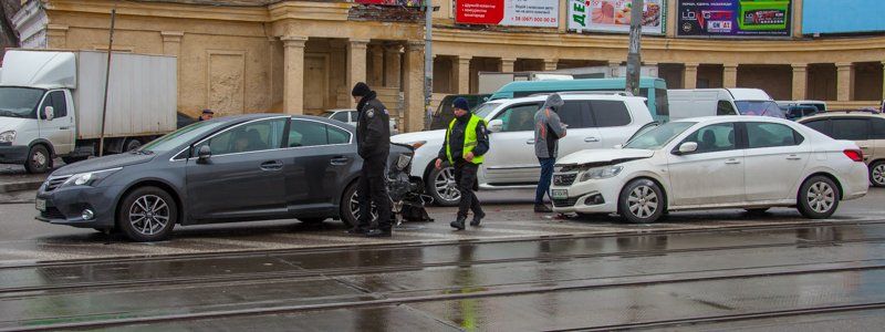 На Шмидта столкнулись Toyota и Peugeot: образовалась пробка