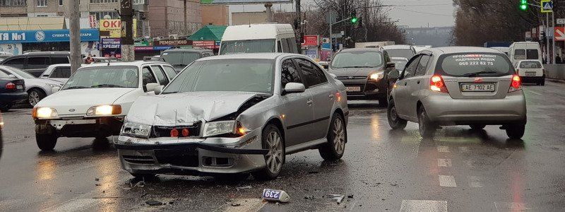 На Паникахи возле ТЦ Terra столкнулись Skoda и такси: пострадал мужчина