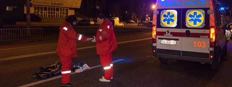 На Победе фура сбила женщину насмерть и скрылась: водителя задерживали очевидцы