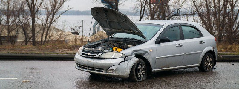 На Набережной Заводской Chevrolet врезался в отбойник