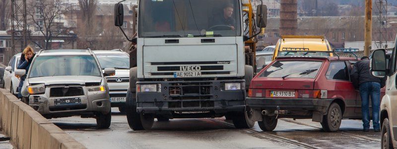 На Старом мосту столкнулись Subaru с детьми и Lada: образовалась пробка
