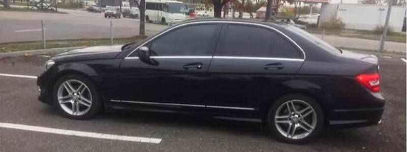 На улице Янгеля угнали Mercedes-Benz: владельцы просят помощи в поисках