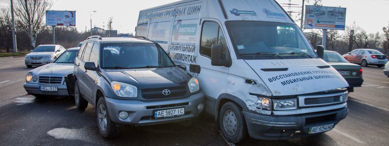Тройное ДТП на Запорожском шоссе: столкнулись Toyota, микроавтобус и Mercedes